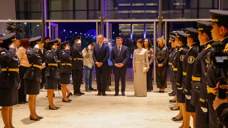 4bf657d3d4c3bd5f6177382bcc993a64_XL